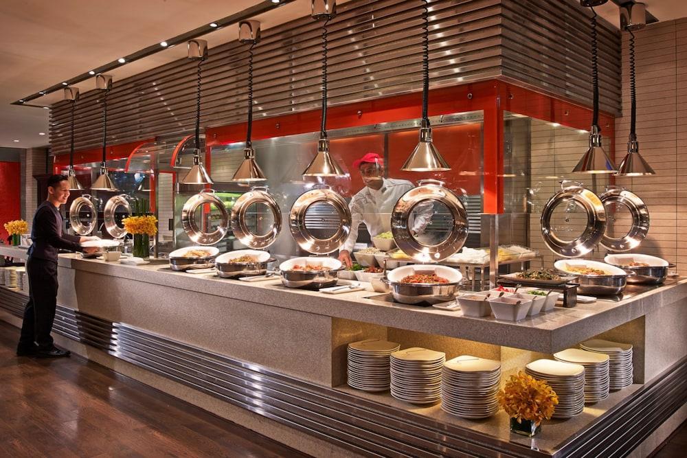 Hotel Royal Plaza On Scotts Singapur Exterior foto A buffet at a hotel