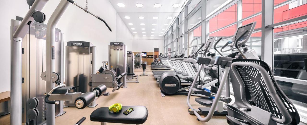 Hotel Royal Plaza On Scotts Singapur Exterior foto The gym at the hotel