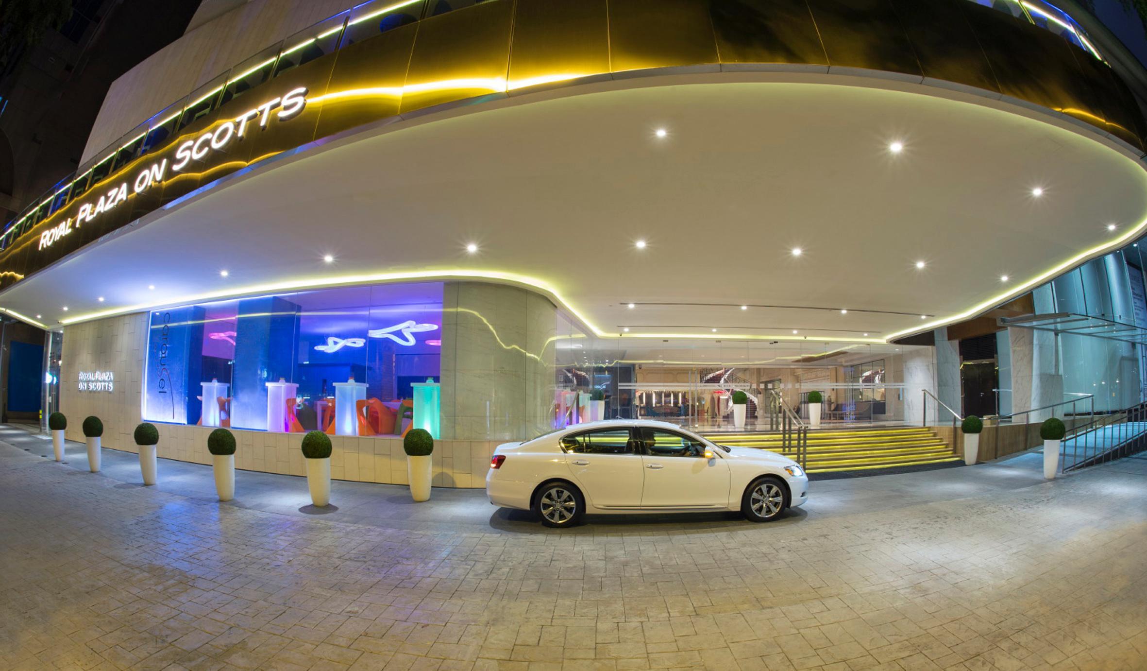 Hotel Royal Plaza On Scotts Singapur Exterior foto The hotel's entrance