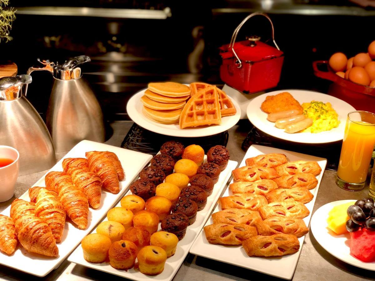 Hotel Royal Plaza On Scotts Singapur Exterior foto A breakfast buffet