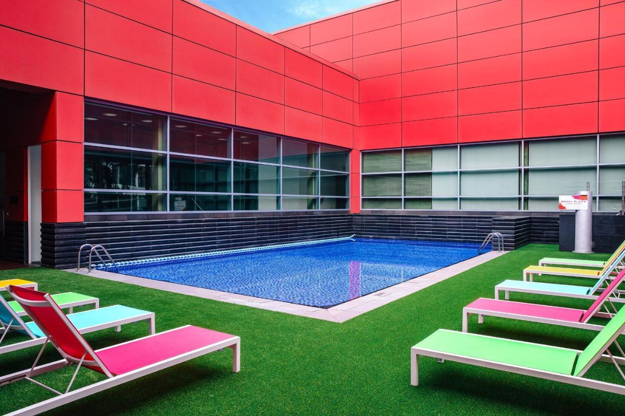 Hotel Royal Plaza On Scotts Singapur Exterior foto The pool at the hotel