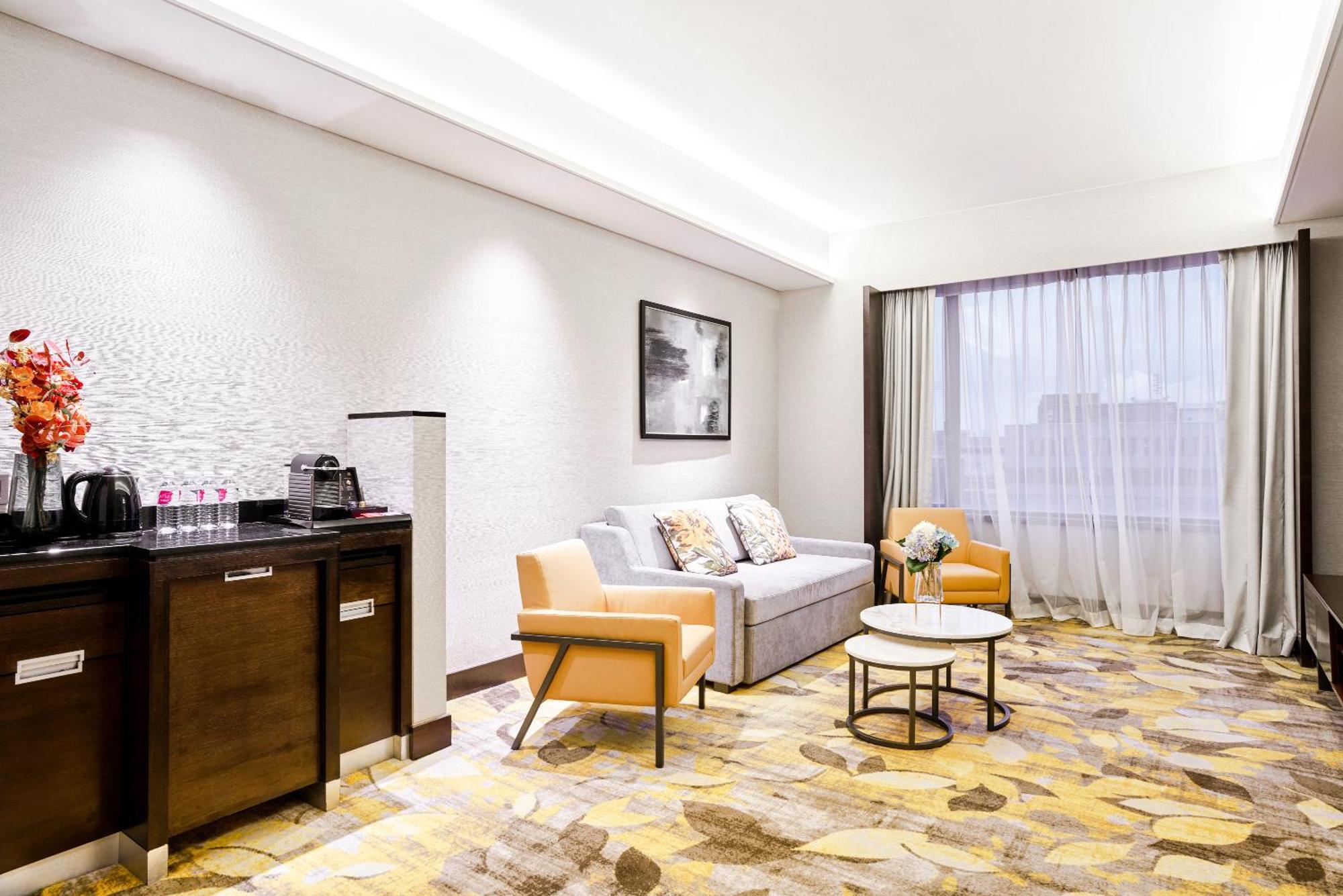 Hotel Royal Plaza On Scotts Singapur Exterior foto A suite at the hotel