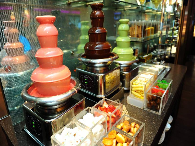 Hotel Royal Plaza On Scotts Singapur Exterior foto Chocolate fountain