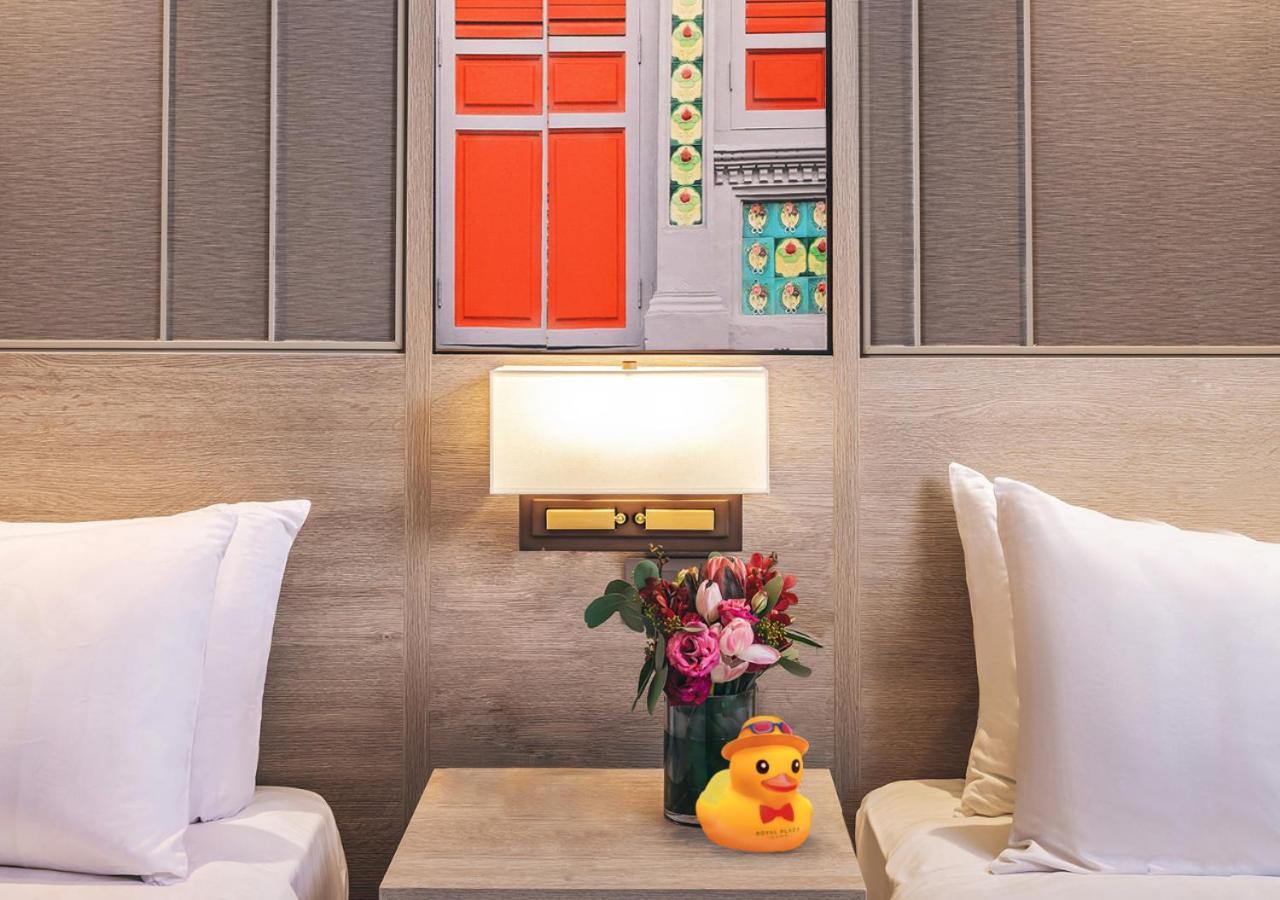 Hotel Royal Plaza On Scotts Singapur Exterior foto A rubber duck on a bedside table