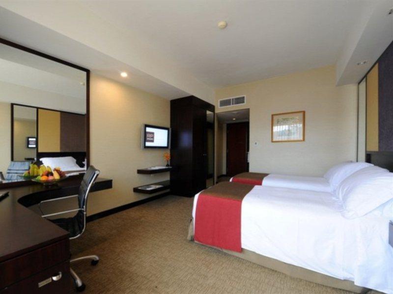 Hotel Royal Plaza On Scotts Singapur Exterior foto A room at the hotel
