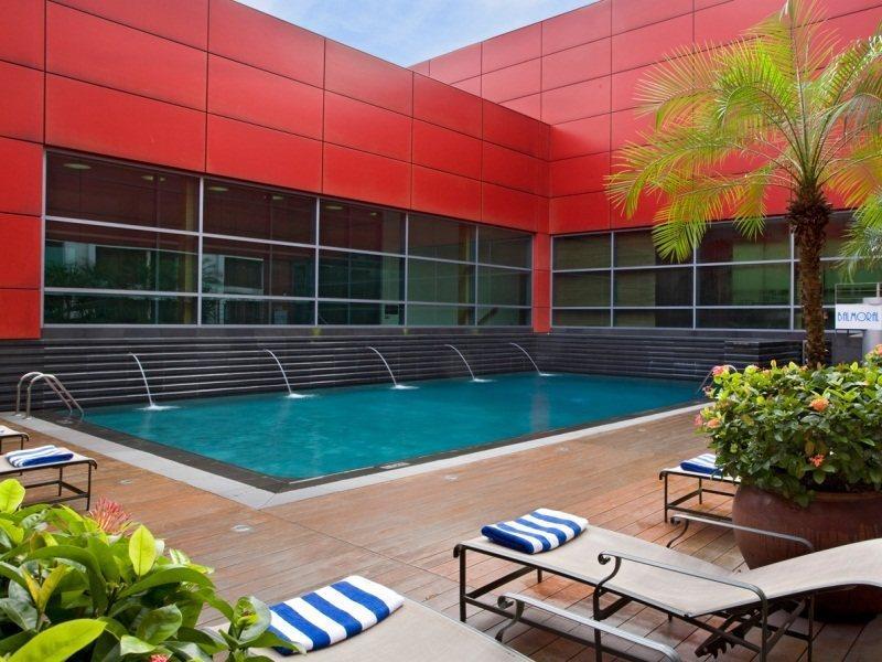 Hotel Royal Plaza On Scotts Singapur Exterior foto Pool at the hotel