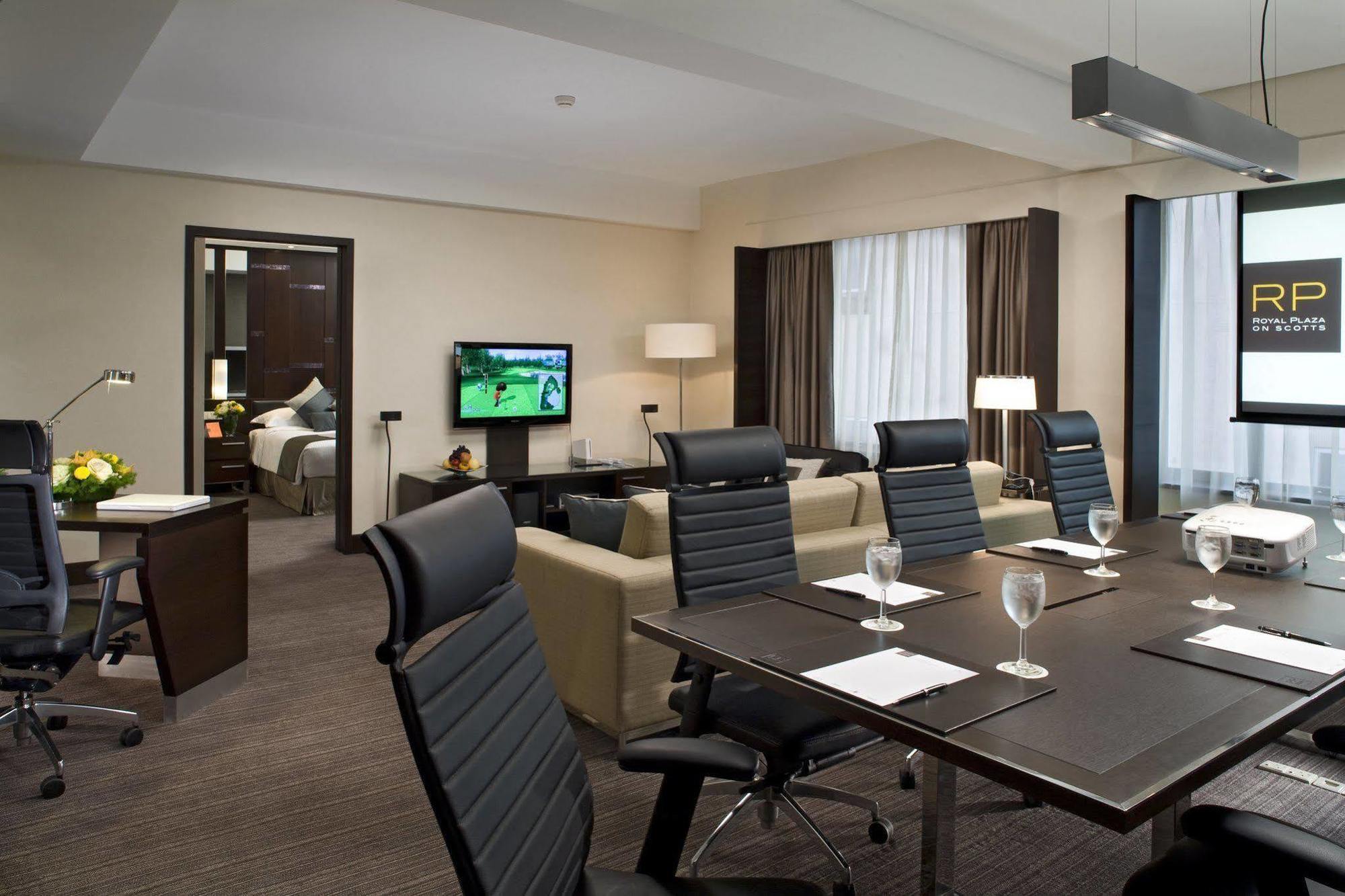 Hotel Royal Plaza On Scotts Singapur Habitación foto A boardroom at the Mandarin Oriental, Hong Kong