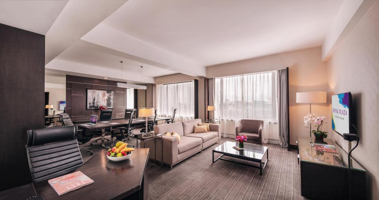 Hotel Royal Plaza On Scotts Singapur Exterior foto A suite at the hotel